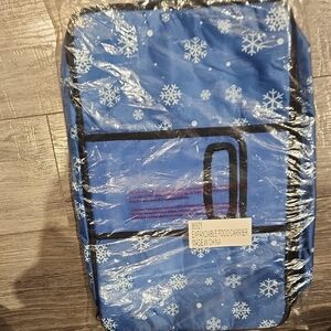 NWT Blue w/white Snowflakes Expandable Food Carrier